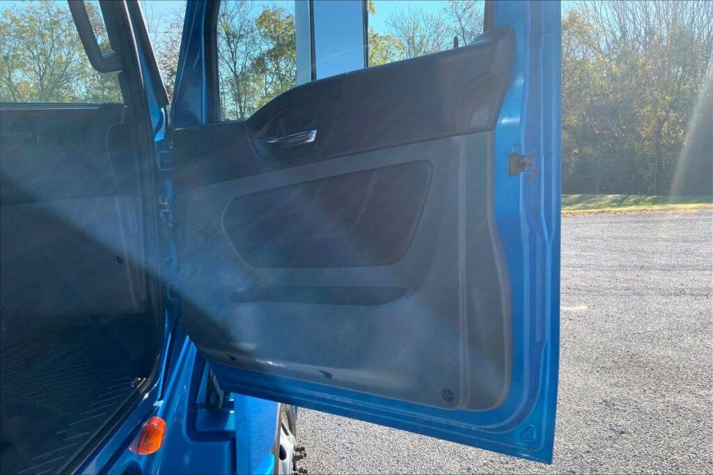 2021 CUM LT625 6×4 Sleeper