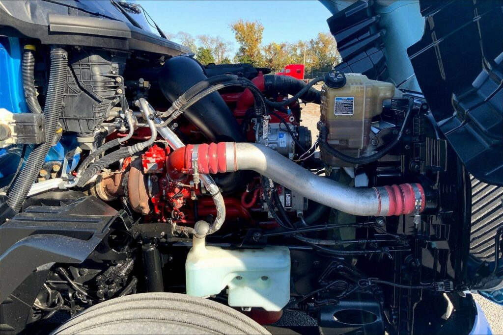 2021 CUM LT625 6×4 Sleeper