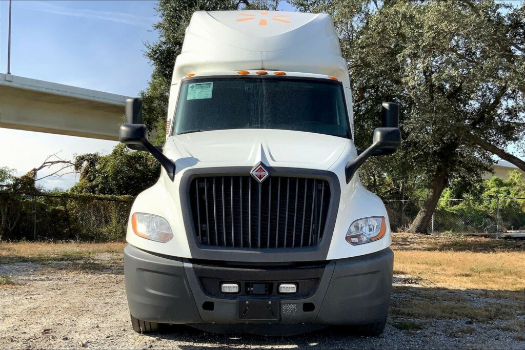 2021 CUM LT625 6×4 Sleeper