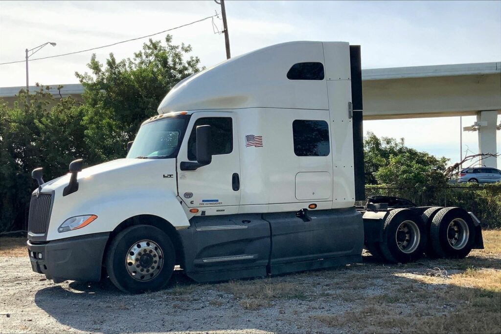 2021 CUM LT625 6×4 Sleeper