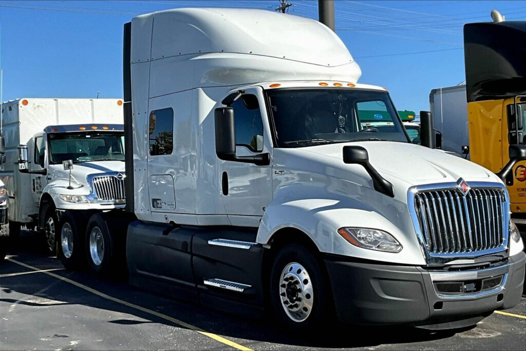 2023 CUM LT625 6X4 Sleeper