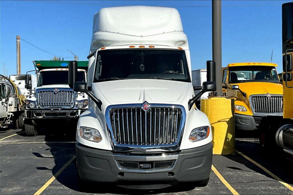 2023 CUM LT625 6X4 Sleeper