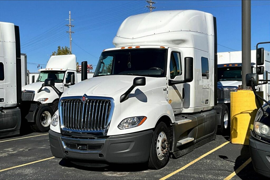 2023 CUM LT625 6X4 Sleeper