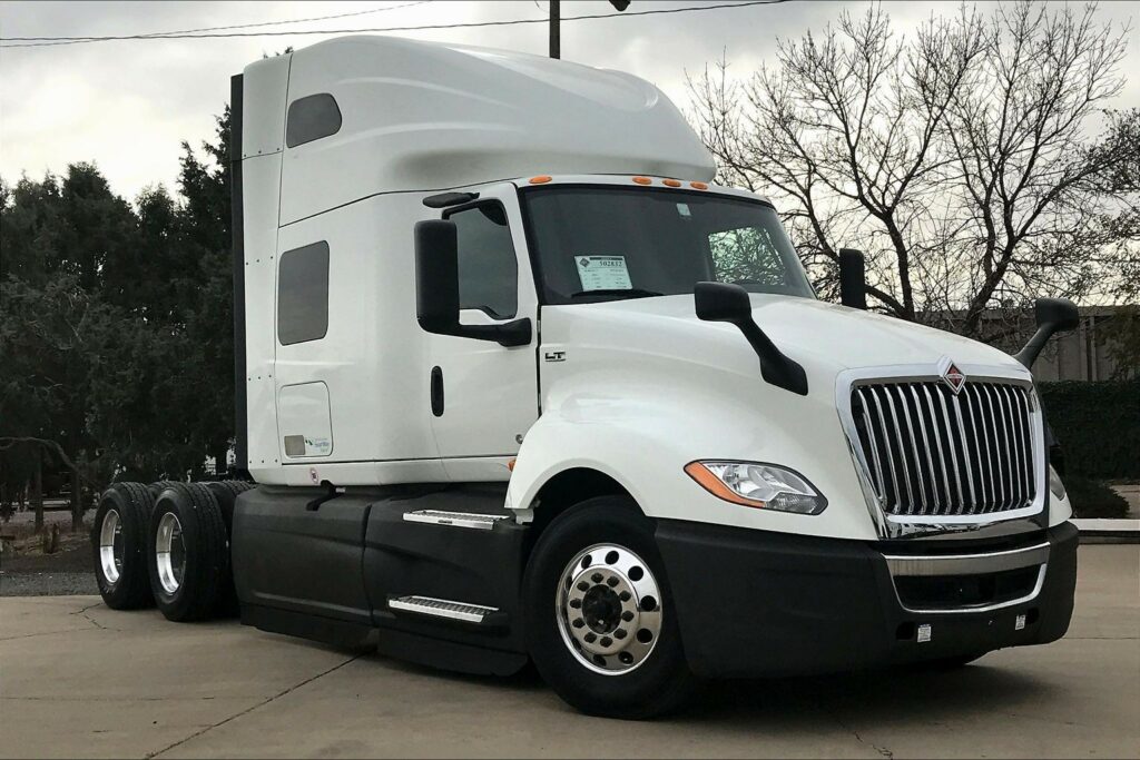 2021 CUM LT625 6×4 Sleeper