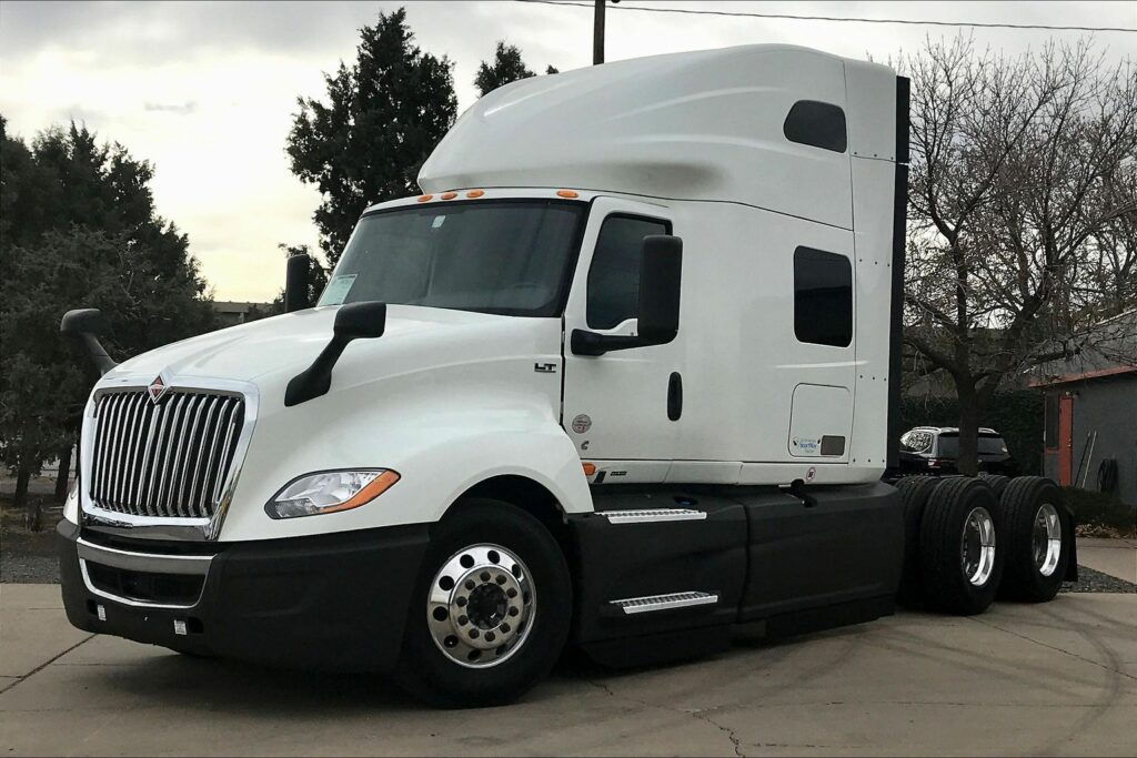 2021 CUM LT625 6×4 Sleeper