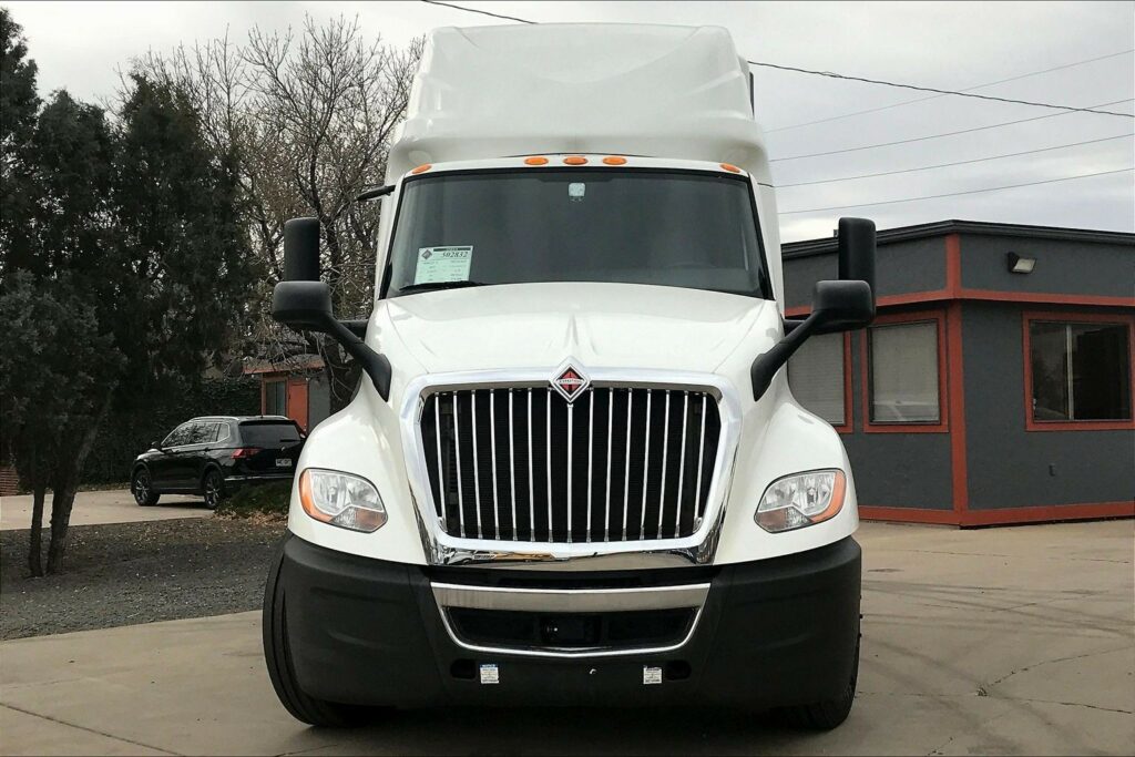 2021 CUM LT625 6×4 Sleeper