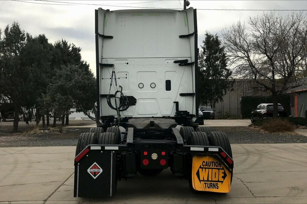 2021 CUM LT625 6×4 Sleeper