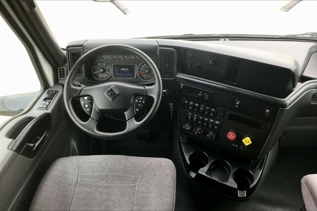 2021 CUM LT625 6×4 Sleeper