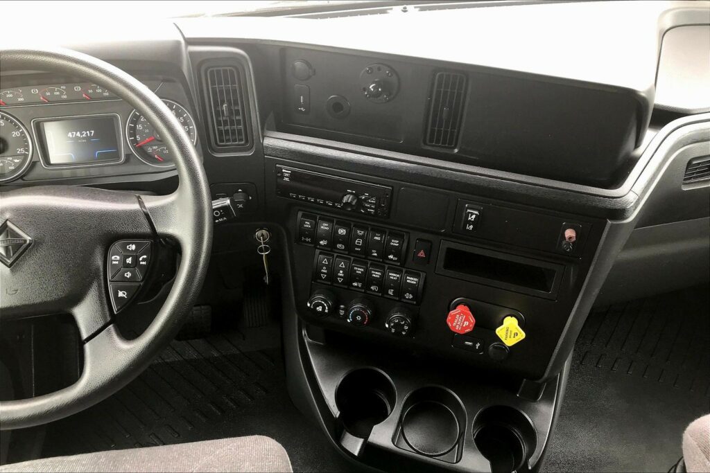 2021 CUM LT625 6×4 Sleeper