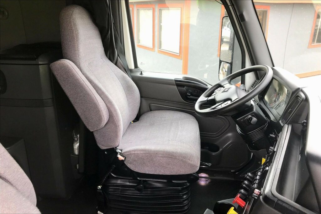 2021 CUM LT625 6×4 Sleeper