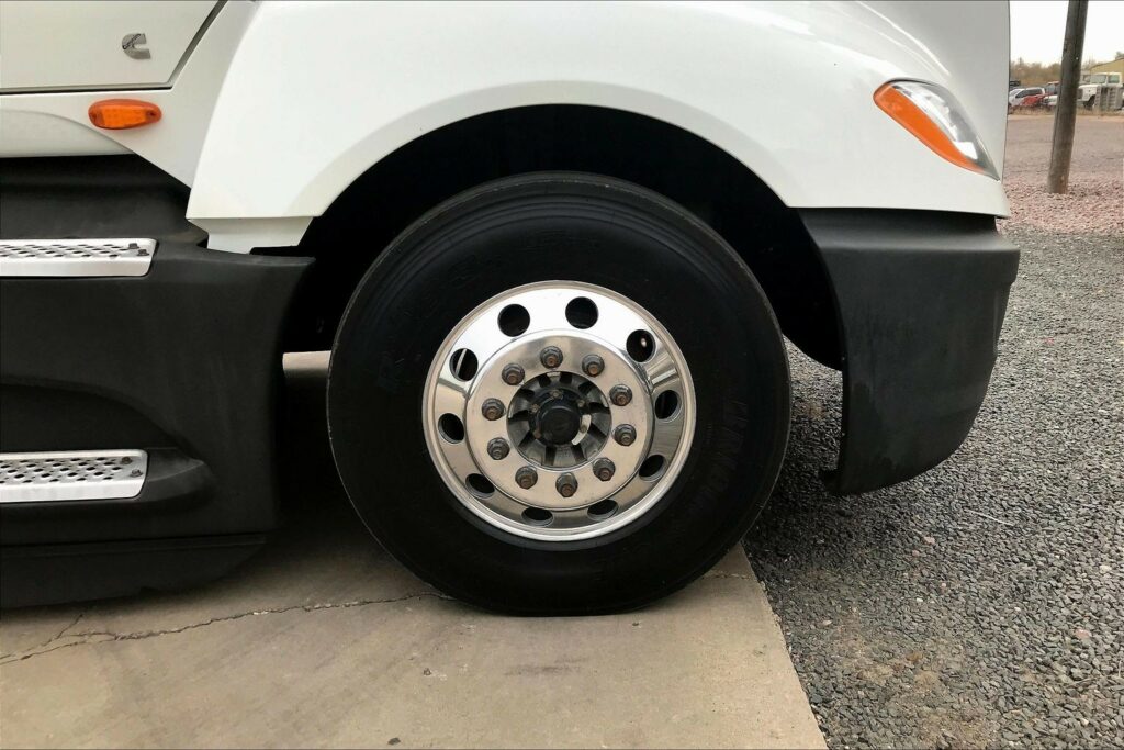 2021 CUM LT625 6×4 Sleeper