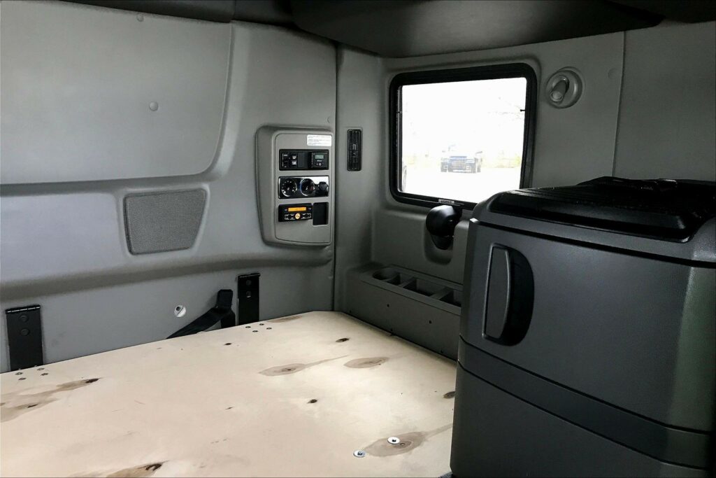 2021 CUM LT625 6×4 Sleeper