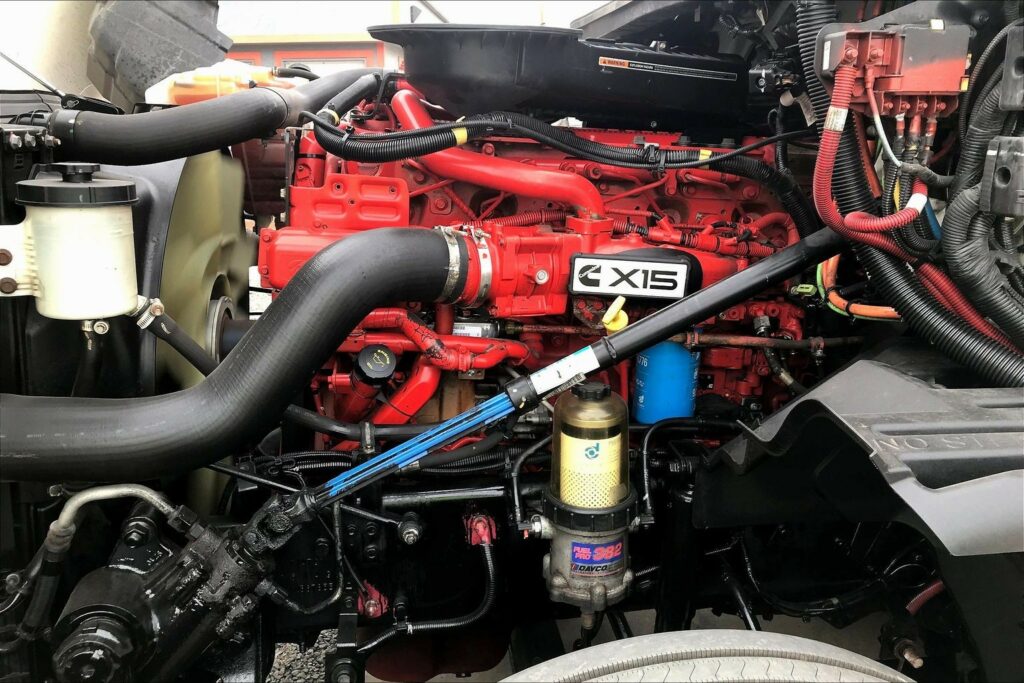 2021 CUM LT625 6×4 Sleeper