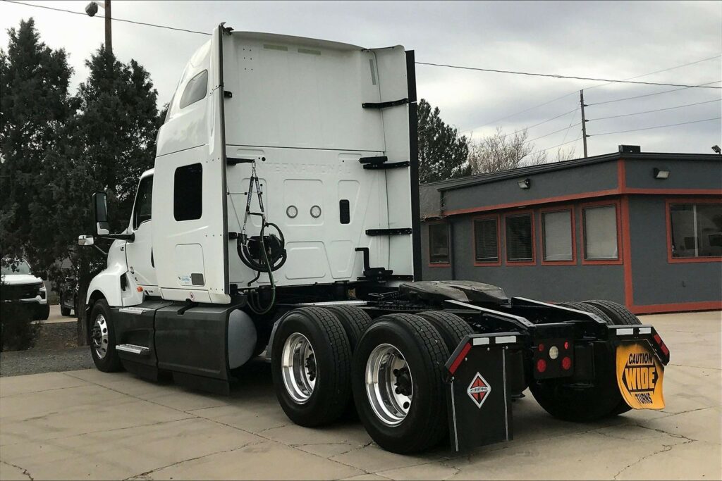 2021 CUM LT625 6×4 Sleeper