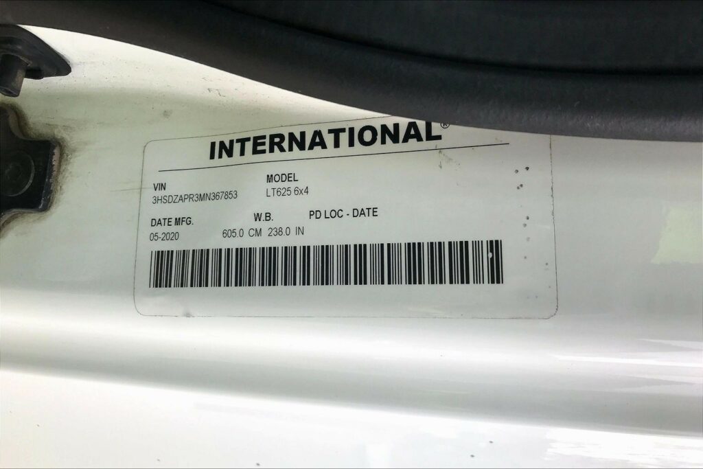 2021 CUM LT625 6×4 Sleeper