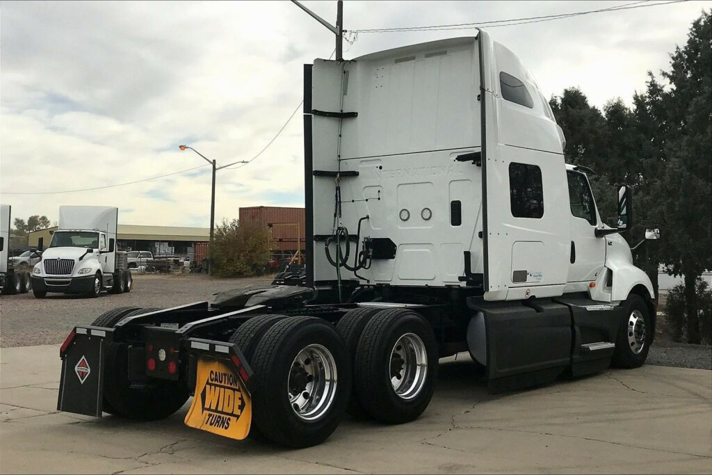 2021 CUM LT625 6×4 Sleeper