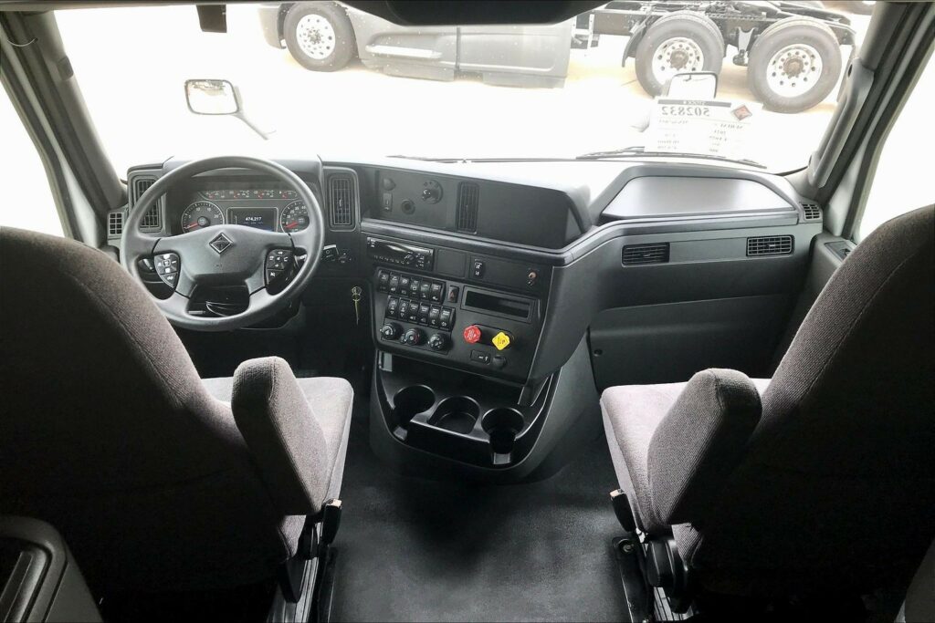 2021 CUM LT625 6×4 Sleeper