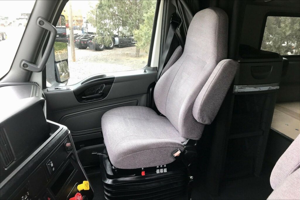 2021 CUM LT625 6×4 Sleeper