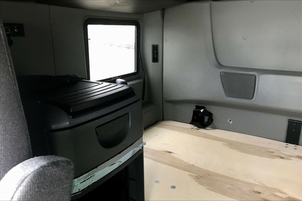 2021 CUM LT625 6×4 Sleeper