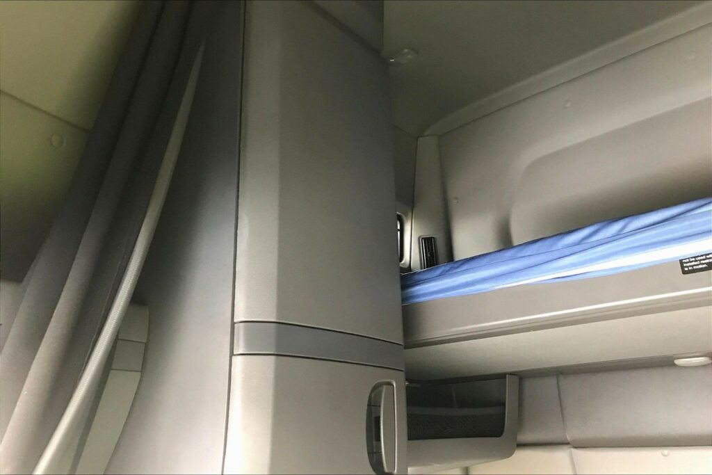 2021 CUM LT625 6×4 Sleeper