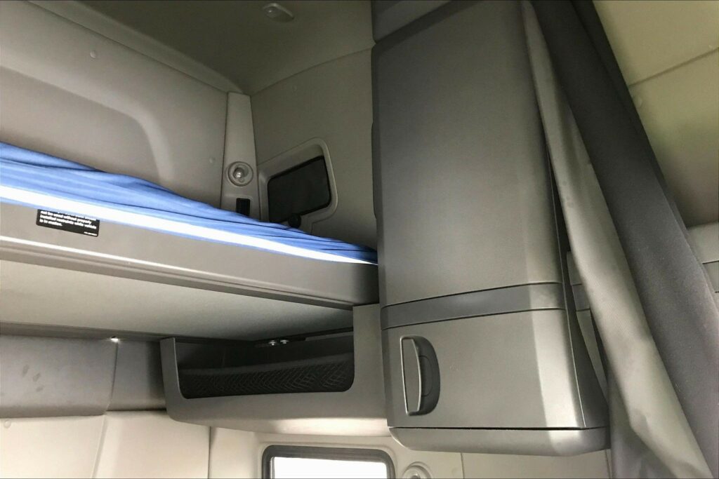 2021 CUM LT625 6×4 Sleeper