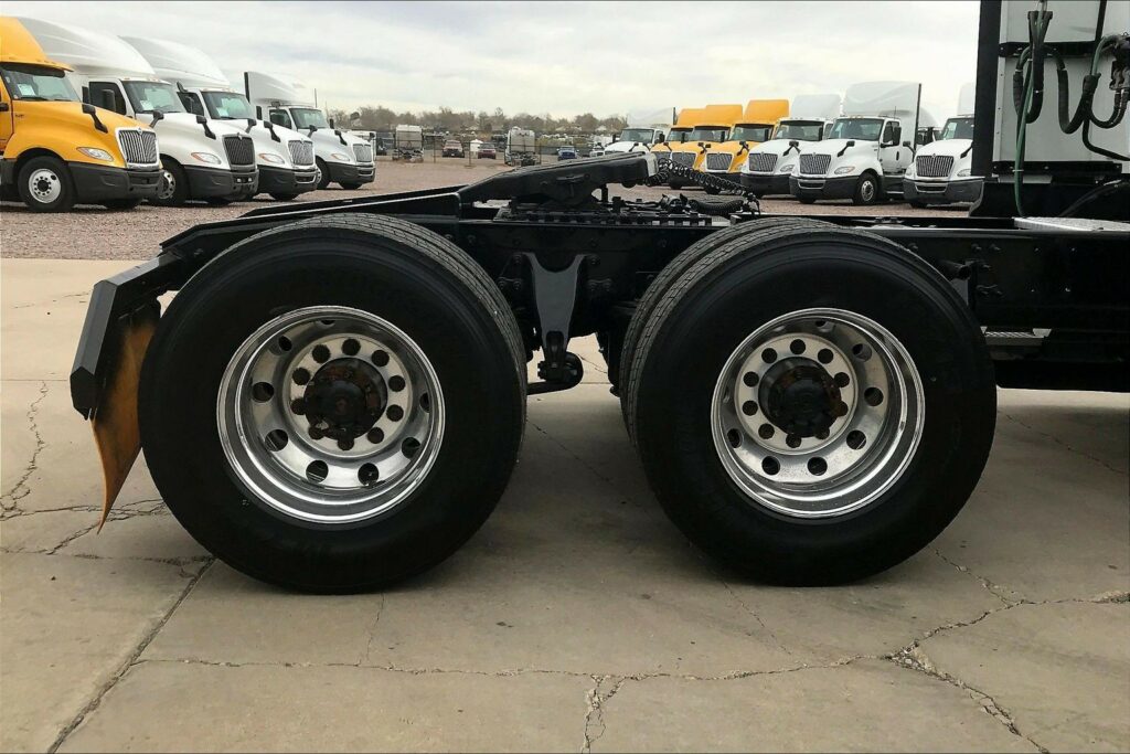 2021 CUM LT625 6×4 Sleeper