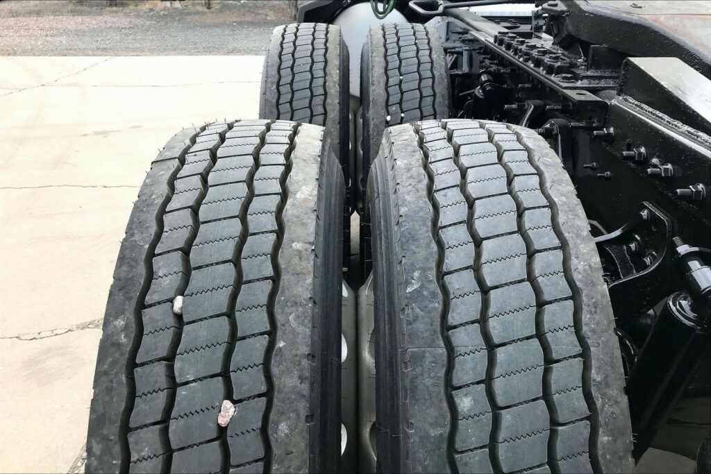 2021 CUM LT625 6×4 Sleeper