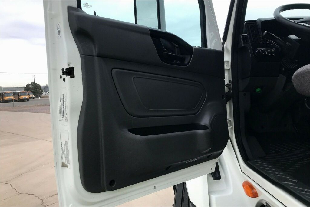 2021 CUM LT625 6×4 Sleeper