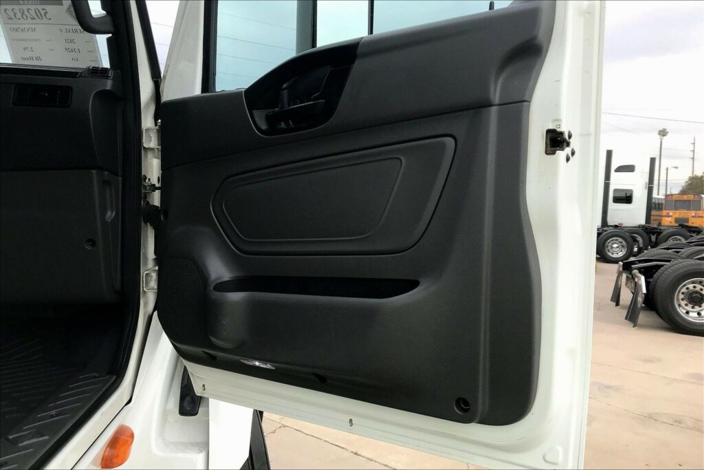 2021 CUM LT625 6×4 Sleeper