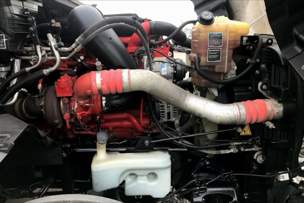 2021 CUM LT625 6×4 Sleeper