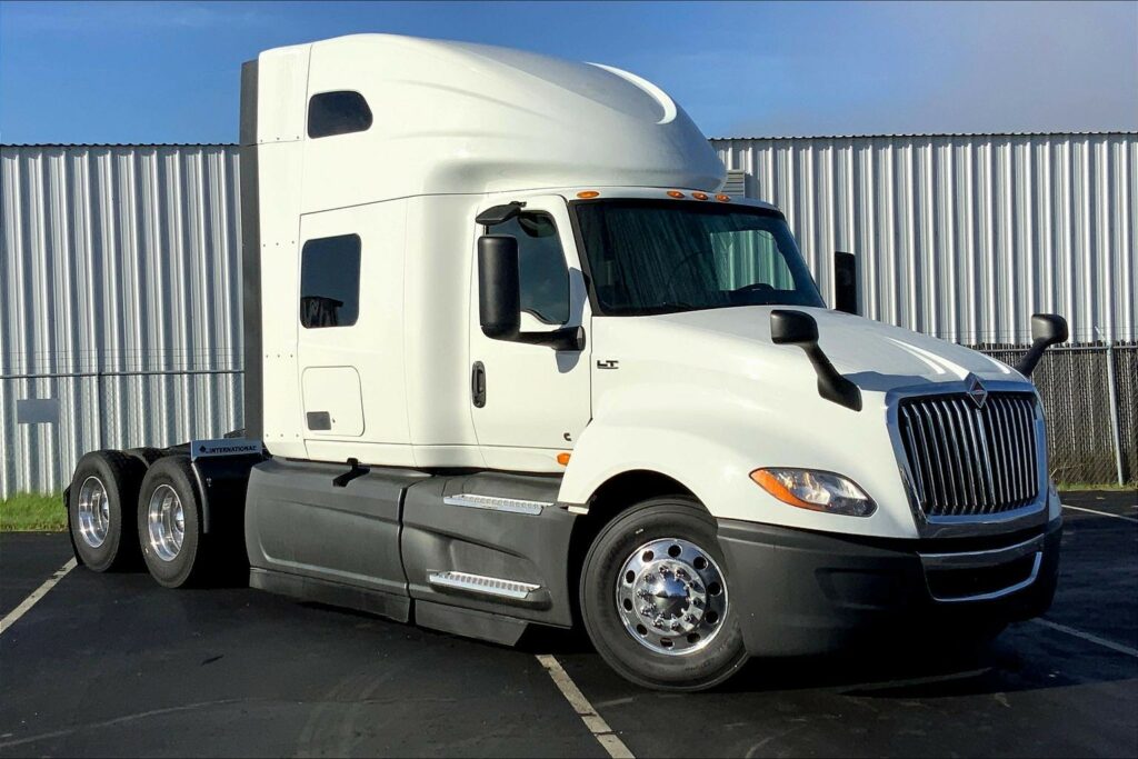 2021 CUM LT625 6×4 Sleeper