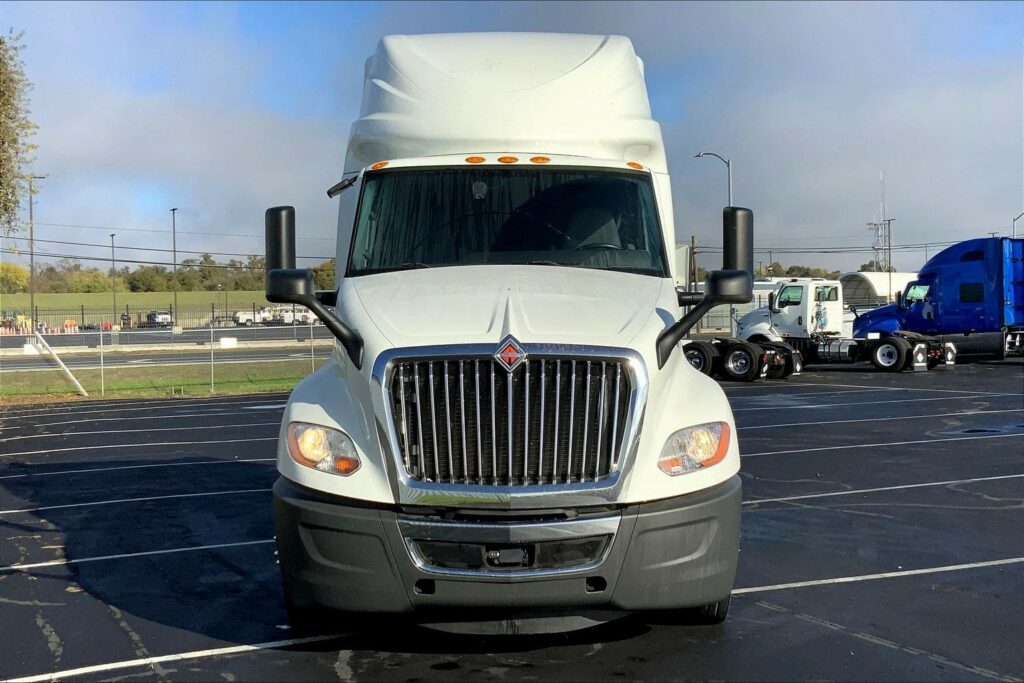 2021 CUM LT625 6×4 Sleeper