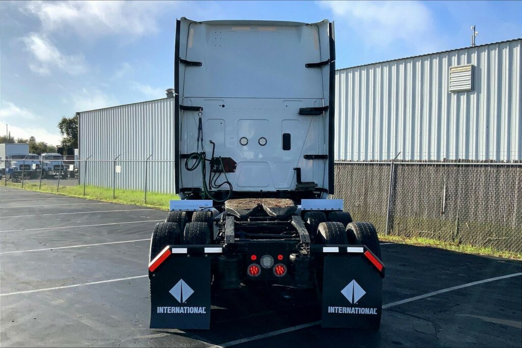 2021 CUM LT625 6×4 Sleeper