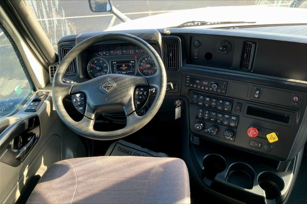 2021 CUM LT625 6×4 Sleeper