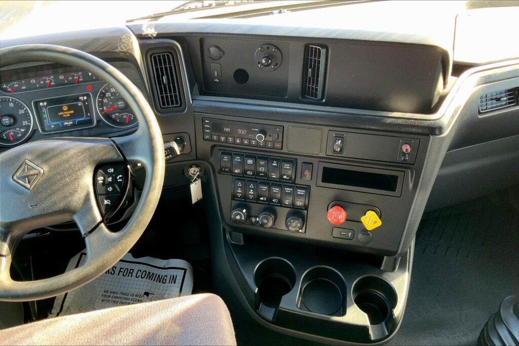 2021 CUM LT625 6×4 Sleeper