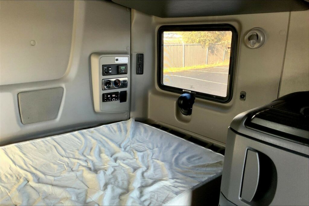 2021 CUM LT625 6×4 Sleeper