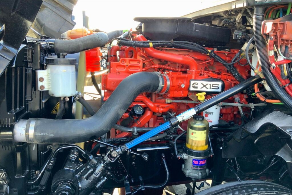 2021 CUM LT625 6×4 Sleeper