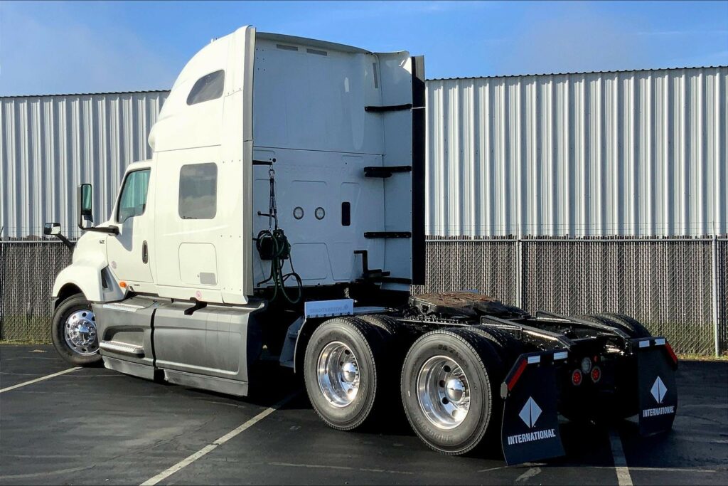 2021 CUM LT625 6×4 Sleeper