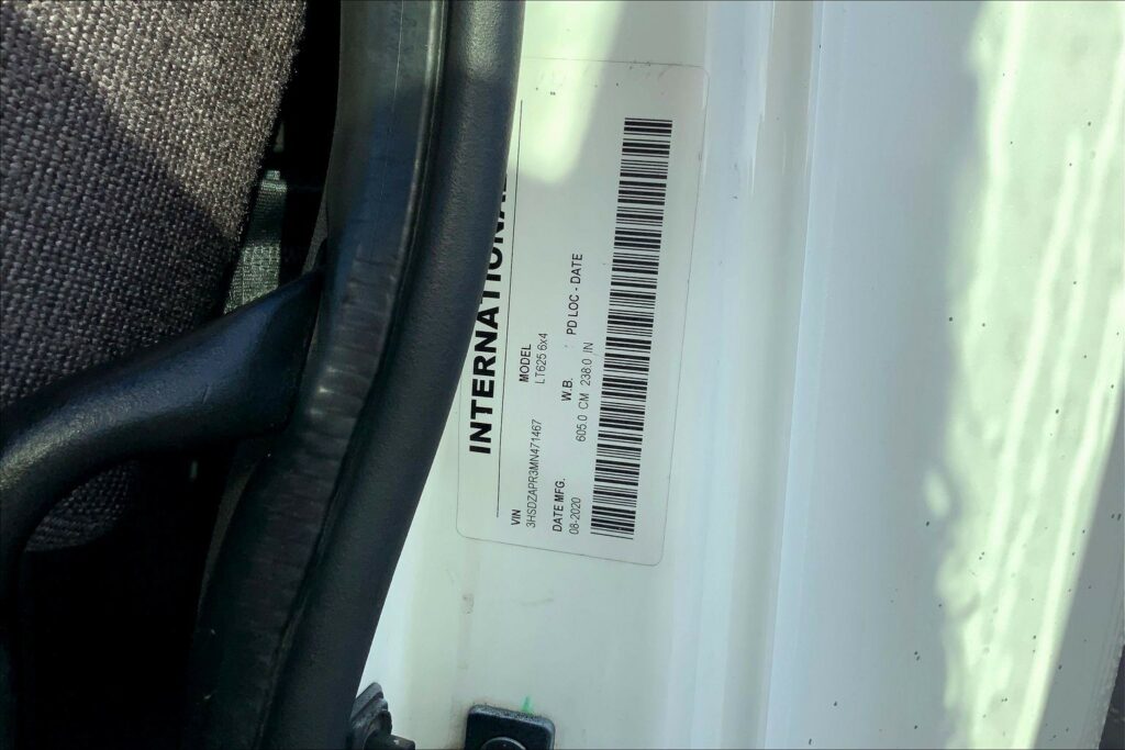 2021 CUM LT625 6×4 Sleeper