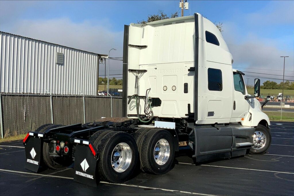 2021 CUM LT625 6×4 Sleeper