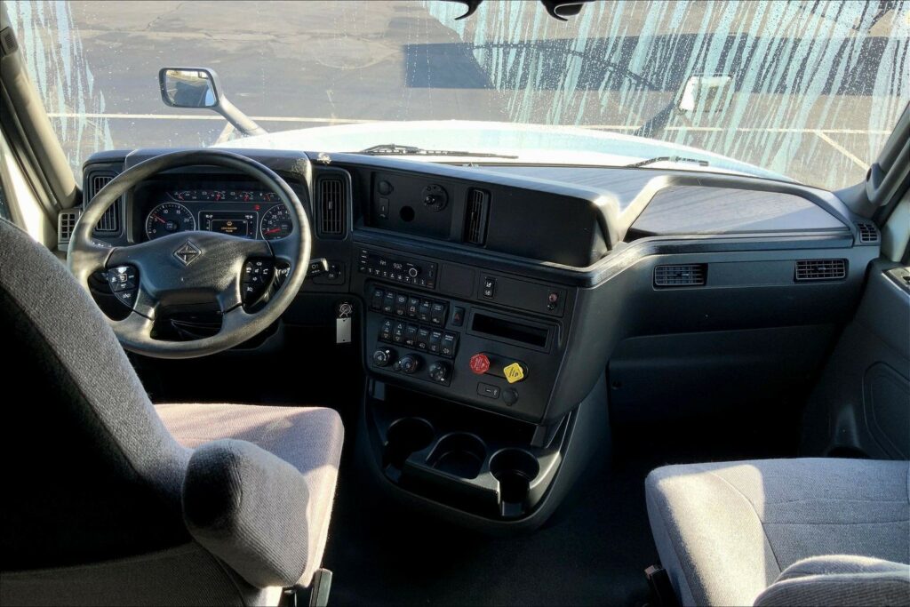 2021 CUM LT625 6×4 Sleeper