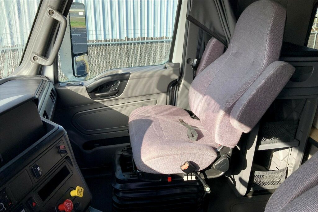 2021 CUM LT625 6×4 Sleeper