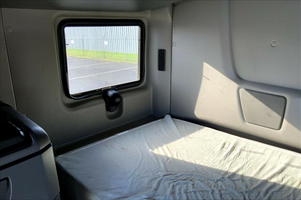 2021 CUM LT625 6×4 Sleeper