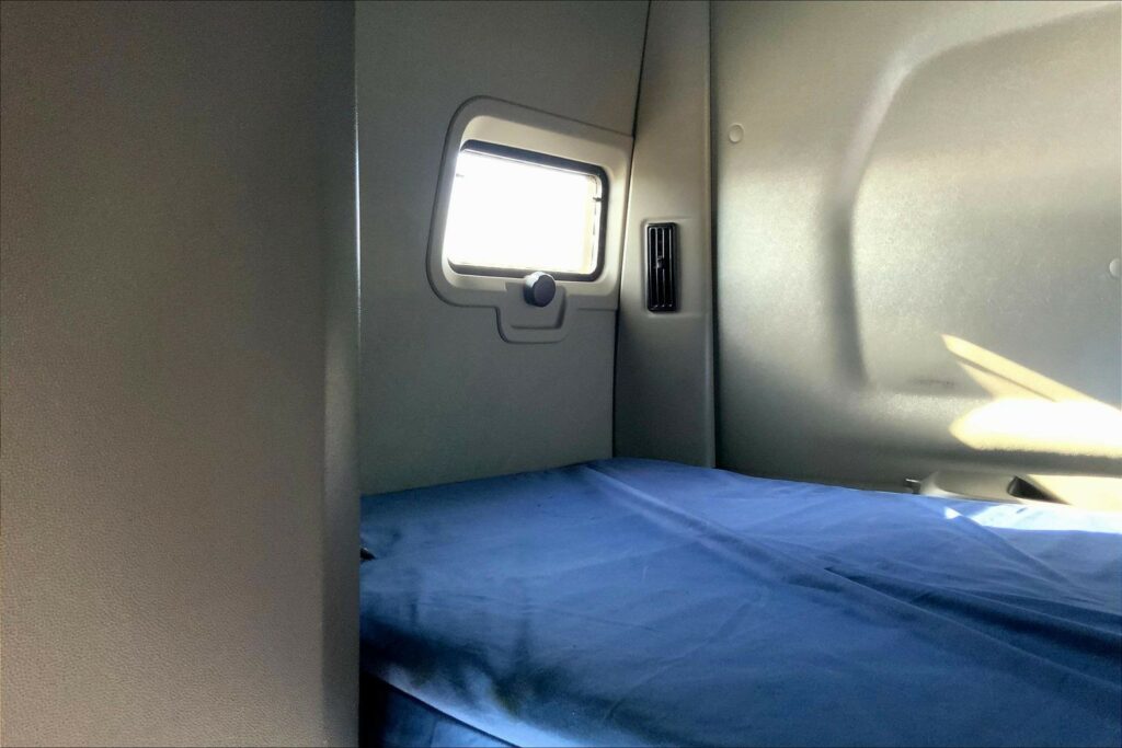 2021 CUM LT625 6×4 Sleeper