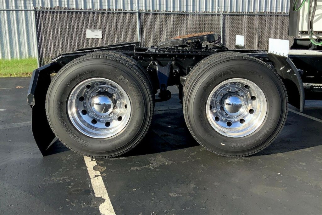 2021 CUM LT625 6×4 Sleeper