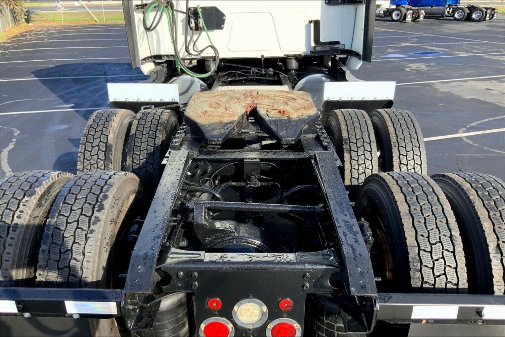 2021 CUM LT625 6×4 Sleeper