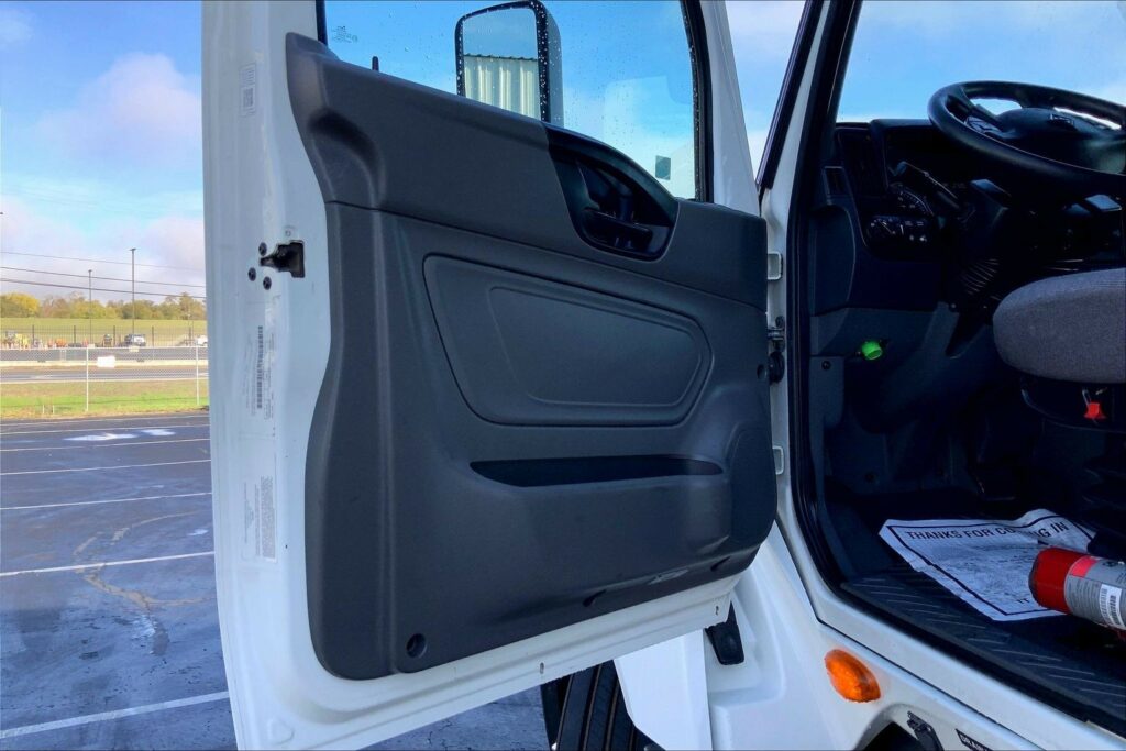 2021 CUM LT625 6×4 Sleeper