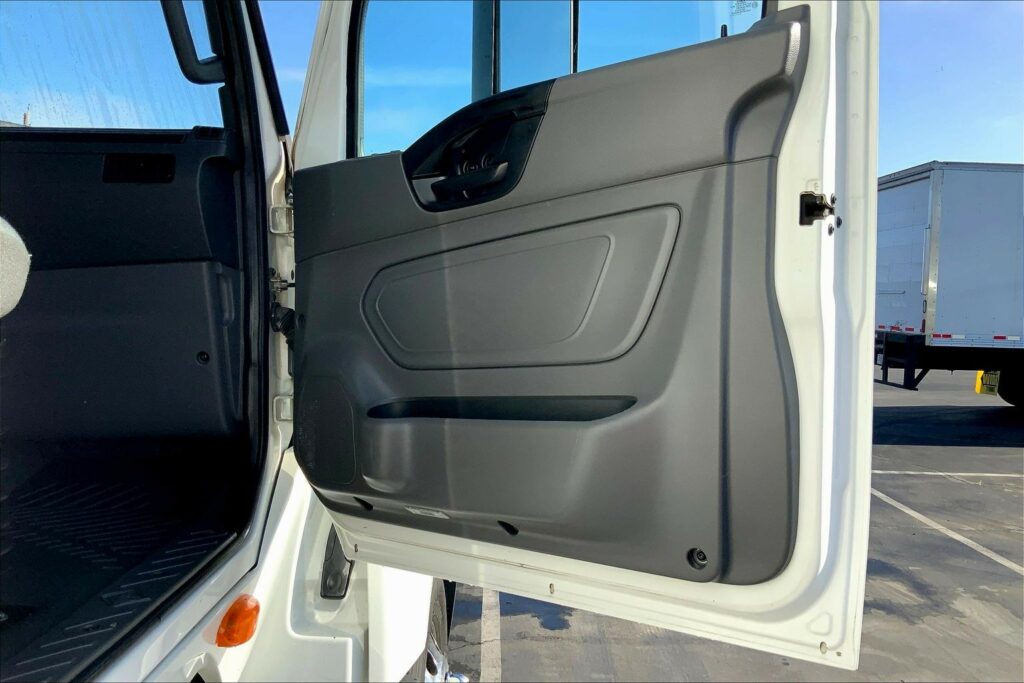 2021 CUM LT625 6×4 Sleeper