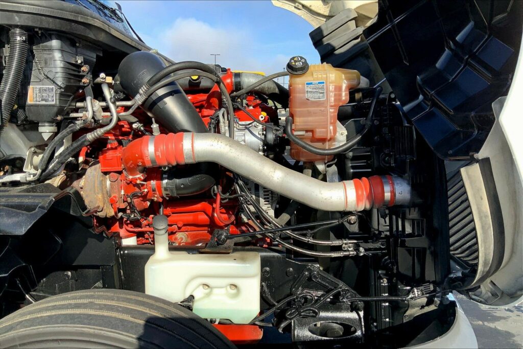 2021 CUM LT625 6×4 Sleeper