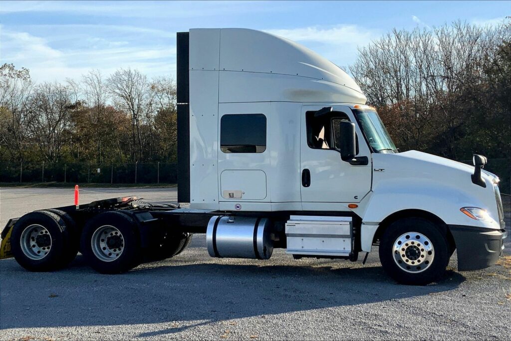 2022 CUM LT625 6×4 Sleeper